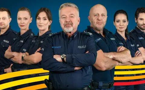 Policjantki i policjanci obsada serialu "Policjanci". Grupa funkcjonariuszy w mundurach stoi na tle niebieskiego tła z żółto-czerwonymi pasami.