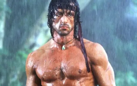 Sylvester Stallone jako Rambo w deszczu. W jakich filmach grał Sylvester Stallone? Wiele ikonicznych ról!