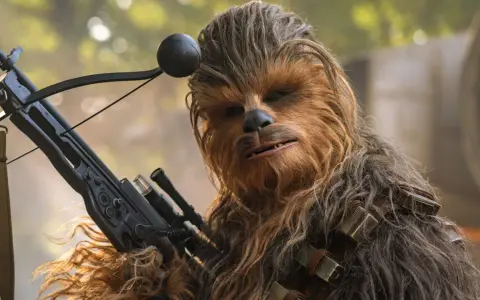 Wookiee czubaka z blasterem w ręku, gotowy do akcji.