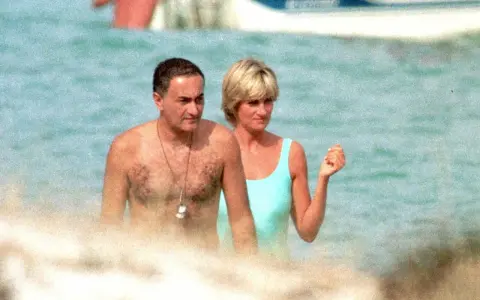 Dodi Al Fayed i księżna Diana w wodzie, w tle łódź.
