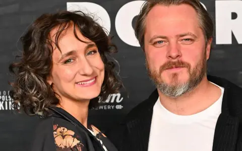Kamila Kuboth Schuchardt uśmiecha się obok mężczyzny z brodą.