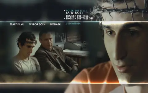 Mężczyzna z koroną cierniową na głowie, jakby wszyscy jesteśmy chrystusami, siedzi obok starszego mężczyzny. Menu filmu wyświetla opcje.