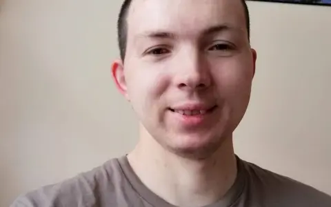 Uśmiechnięty Jaruś, jeden z tych chłopaki do wzięcia, pozuje do selfie.