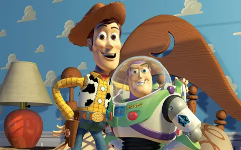 Woody i Buzz Lightyear, bohaterowie bajek z dzieciństwa, pozują na tle niebieskiej ściany z chmurkami.