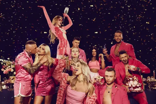 Grupa młodych ludzi w różowych strojach świętuje, sypie się konfetti. Chcesz wiedzieć, warsaw shore gdzie obejrzeć?