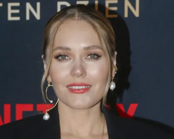 Magdalena Lamparska na premierze filmu, zjawiskowa aktorka znana z wielu polskich produkcji.