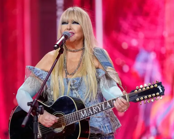 Maryla Rodowicz, ile lat ma ta ikona polskiej sceny, śpiewa z gitarą na koncercie.