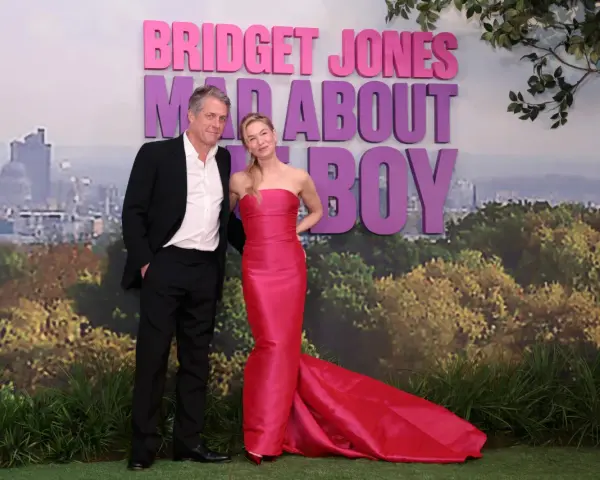 Hugh Grant i Renée Zellweger na premierze "Bridget Jones: Mad About Boy". Gwiazdy prezentują się elegancko na tle londyńskiego krajobrazu i napisu "Bridget Jones".