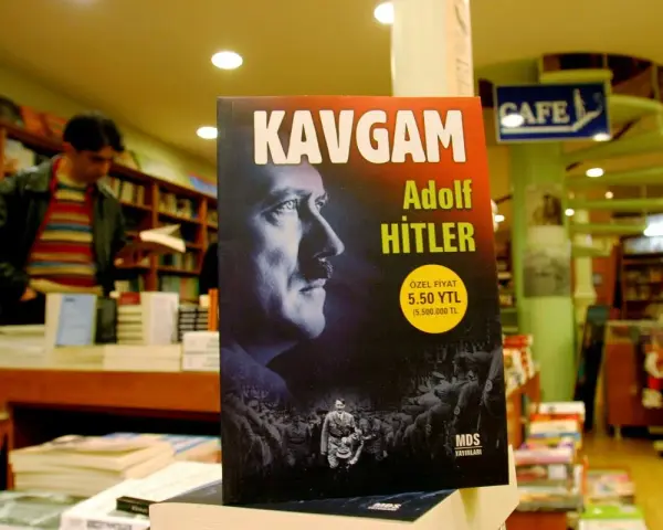 Okładka książki "Kavgam" Adolfa Hitlera, przypominająca okładkę filmu "Mein Kampf".