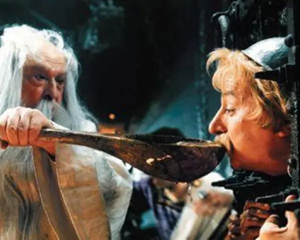W drucie "Asterix i Obelix kontra Cezar" druid podaje magiczny napój Obelixowi, który jest uwięziony.