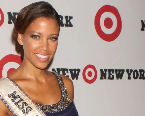 Uśmiechnięta Davina Reeves Ciara, Miss New York, pozuje na tle logo Target.