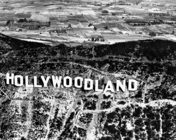 Widok na napis "HOLLYWOODLAND" na wzgórzu, świadectwo początków Hollywood.