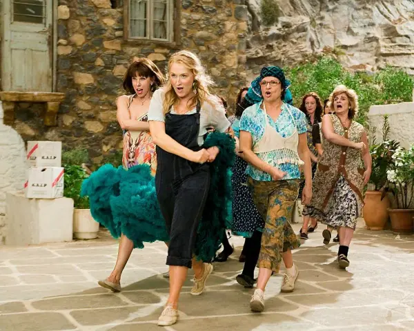 Meryl Streep jako Donna w filmie Mamma Mia! tańczy z przyjaciółkami.