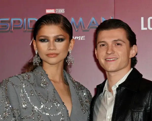 Zendaya i Tom Holland na premierze Spider-Mana. Zendaya wzrost jest imponujący, a jej stylizacja z pajęczymi kolczykami zachwyca.