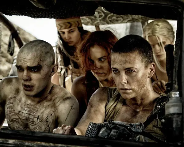 Furiosa i jej towarzysze w drodze gniewu, gotowi na walkę. Mad Max na drodze gniewu.