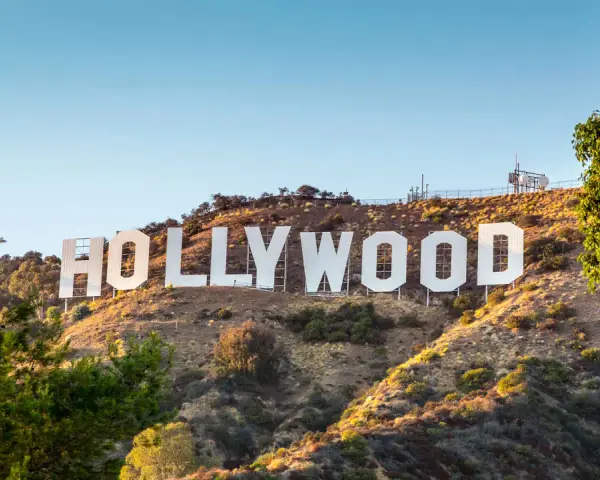 Słynny napis HOLLYWOOD na wzgórzu. To symbol marzeń, sławy i tego, co to znaczy Hollywood – miejsca, gdzie rodzą się historie.