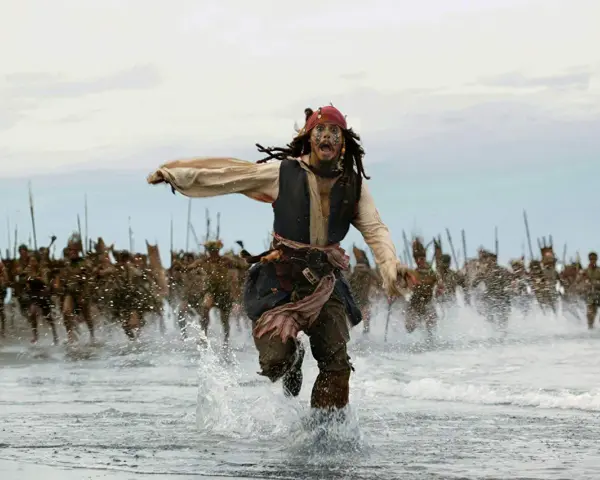 Jack Sparrow ucieka przed armią w wodzie. Czy uda mu się zdobyć skrzynię umarlaka?