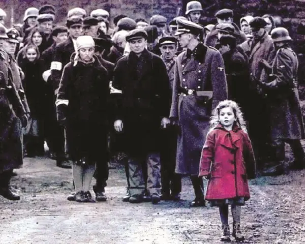 Dziewczynka w czerwonym płaszczu na tle sceny z filmu "Lista Schindlera".