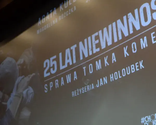 25 lat niewinności" - napis na ekranie kina, obok nazwiska reżysera Jana Holoubka.