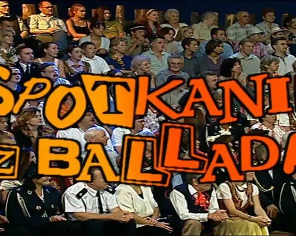 Spotkanie z balladą pełna obsada. Widownia w różnorodnych strojach, niektórzy w strojach ludowych, oczekuje na występ.
