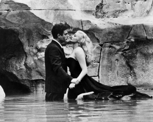 Para całuje się w wodzie, uosabiając la dolce vita.