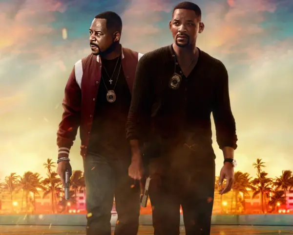 Will Smith i Martin Lawrence, gotowi do akcji, z pistoletami w dłoniach. To są bad boys for life, w Miami o zachodzie słońca.