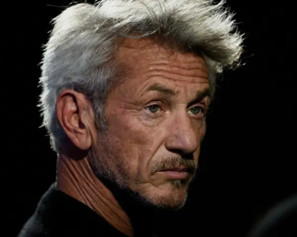 Sean Penn, z siwymi włosami i zmarszczkami, wygląda jakby zastanawiał się, kto jest najlepszym aktorem na świecie.