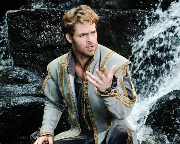 Chris Pine w historycznym stroju, siedzący przy wodospadzie. Jeden z jego filmów, który zapada w pamięć.