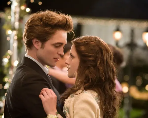 Kristen Stewart w filmach "Zmierzch" tańczy z Edwardem.