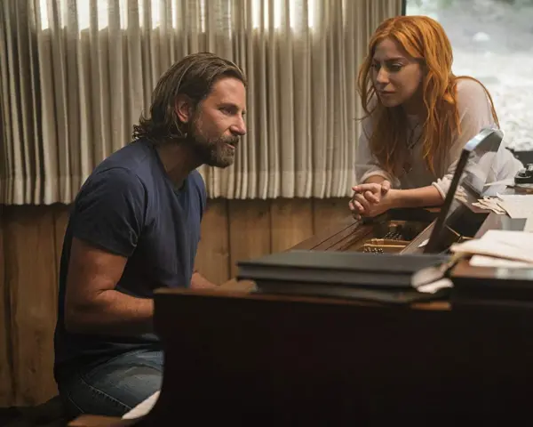 Bradley Cooper śpiewał w filmie "Narodziny gwiazdy", grając na pianinie z Lady Gagą.