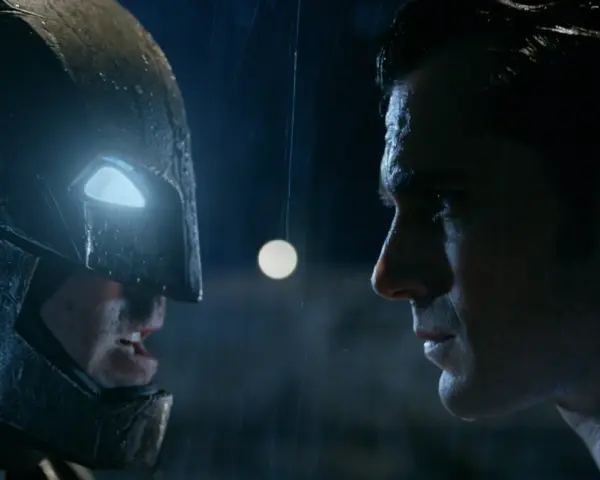 Batman w zbroi i Superman w deszczu, twarz w twarz. Napięcie przed walką Batman vs Superman.