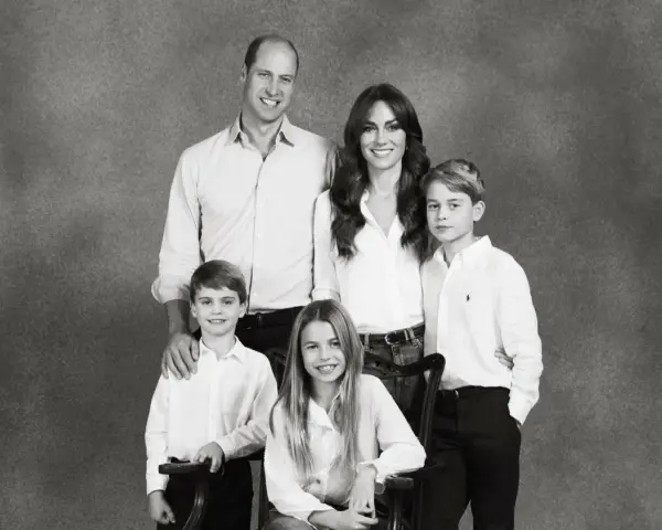 Uśmiechnięci William i Kate z dziećmi, ubranymi na biało, pozują do rodzinnego portretu.