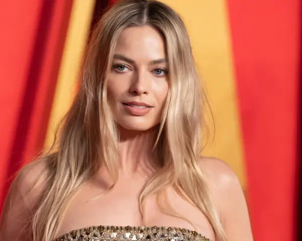 Margot Robbie w olśniewającej kreacji, marząca o swoich przyszłych dzieciach.