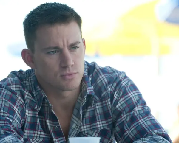Channing Tatum w flanelowej koszuli, jak z jednego z jego filmów.