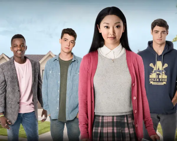 Lara Jean i jej czwórka adoratorów, w tym Peter Kavinsky, w tle przedmieść. Historia dla wszystkich chłopców których kochałam.