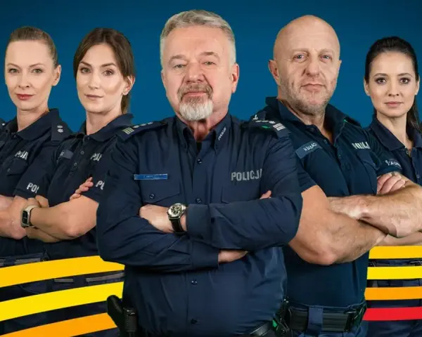 Policjantki i policjanci obsada serialu "Policjanci". Grupa funkcjonariuszy w mundurach stoi na tle niebieskiego tła z żółto-czerwonymi pasami.