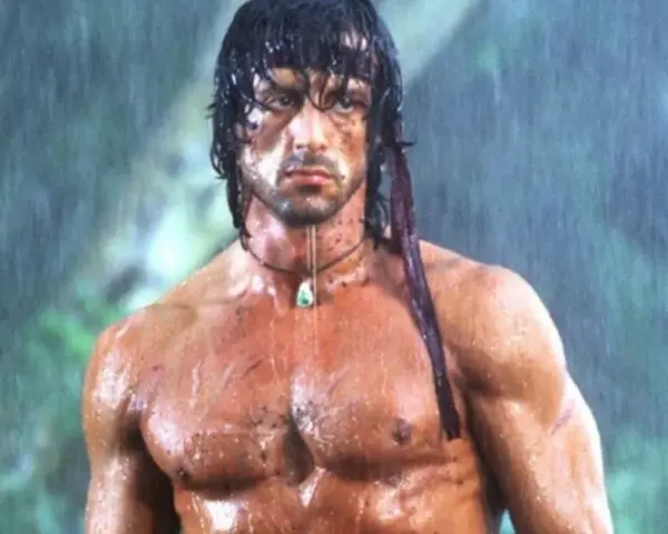 Sylvester Stallone jako Rambo w deszczu. W jakich filmach grał Sylvester Stallone? Wiele ikonicznych ról!