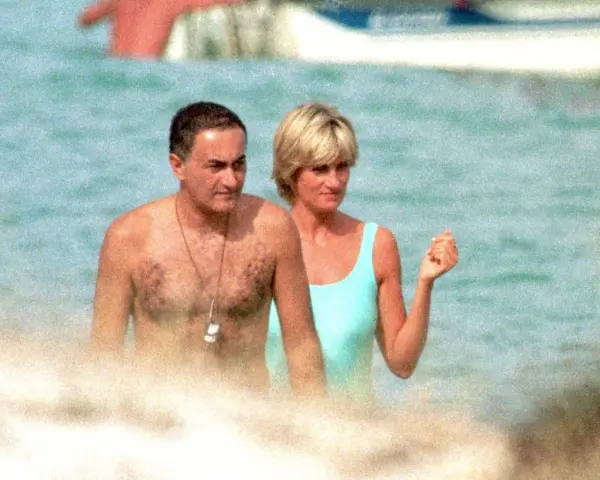 Dodi Al Fayed i księżna Diana w wodzie, w tle łódź.