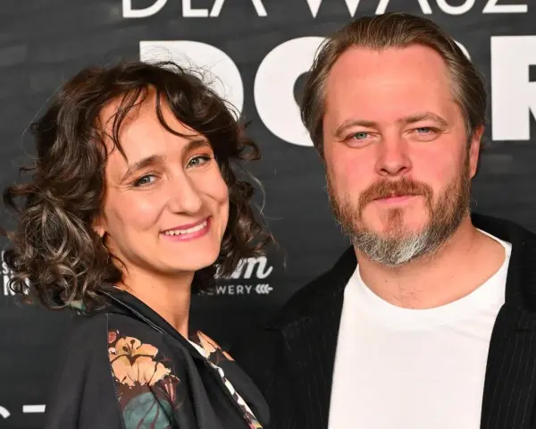 Kamila Kuboth Schuchardt uśmiecha się obok mężczyzny z brodą.