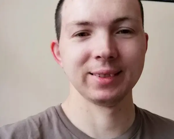 Uśmiechnięty Jaruś, jeden z tych chłopaki do wzięcia, pozuje do selfie.