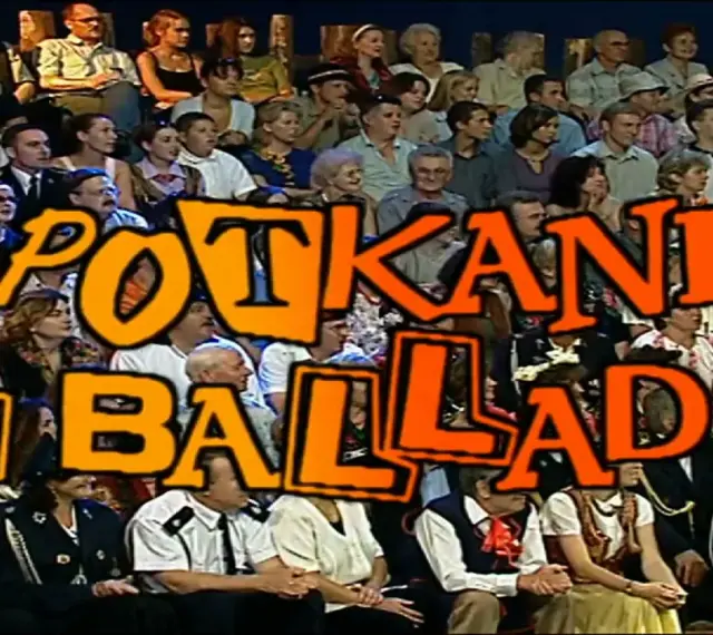 Spotkanie z balladą pełna obsada. Widownia w różnorodnych strojach, niektórzy w strojach ludowych, oczekuje na występ.