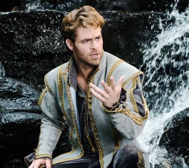 Chris Pine w historycznym stroju, siedzący przy wodospadzie. Jeden z jego filmów, który zapada w pamięć.