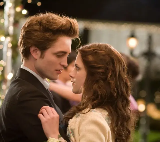 Kristen Stewart w filmach "Zmierzch" tańczy z Edwardem.