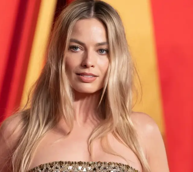Margot Robbie w olśniewającej kreacji, marząca o swoich przyszłych dzieciach.