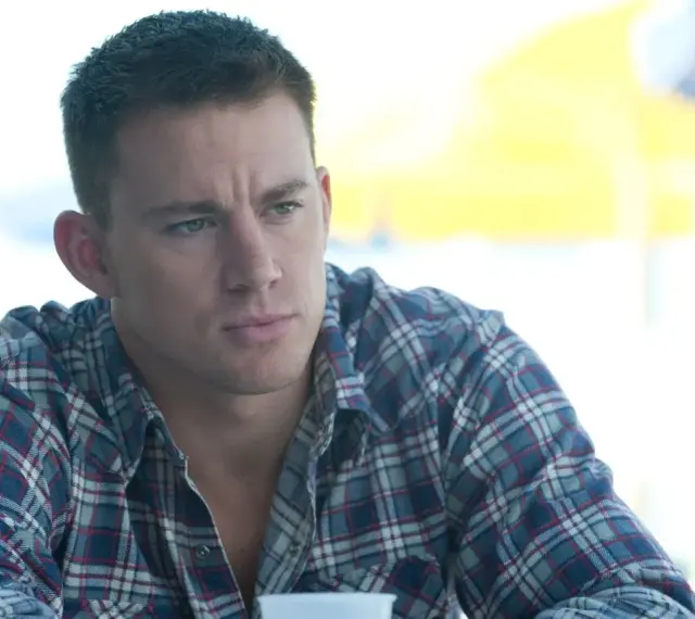 Channing Tatum w flanelowej koszuli, jak z jednego z jego filmów.
