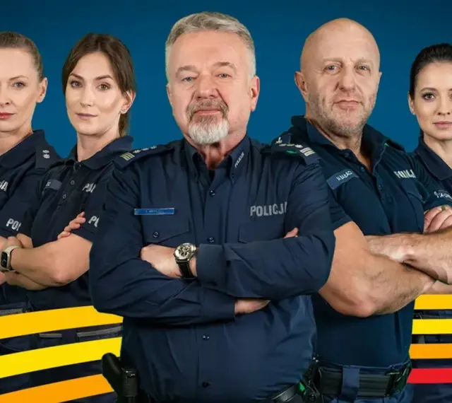 Policjantki i policjanci obsada serialu "Policjanci". Grupa funkcjonariuszy w mundurach stoi na tle niebieskiego tła z żółto-czerwonymi pasami.