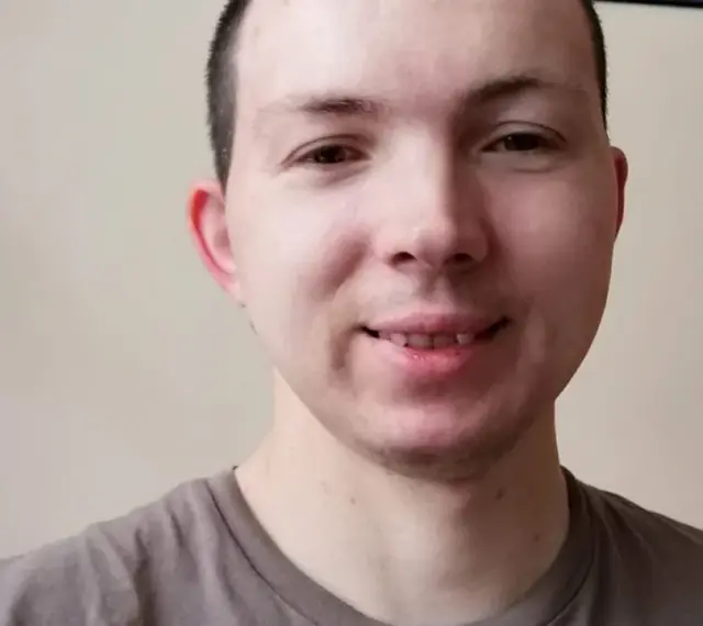 Uśmiechnięty Jaruś, jeden z tych chłopaki do wzięcia, pozuje do selfie.