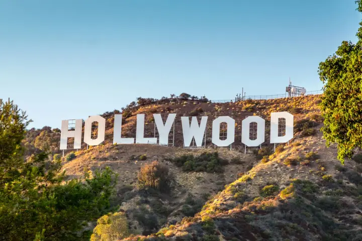 Słynny napis HOLLYWOOD na wzgórzu. To symbol marzeń, sławy i tego, co to znaczy Hollywood – miejsca, gdzie rodzą się historie.