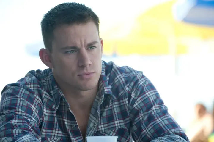 Channing Tatum w flanelowej koszuli, jak z jednego z jego filmów.