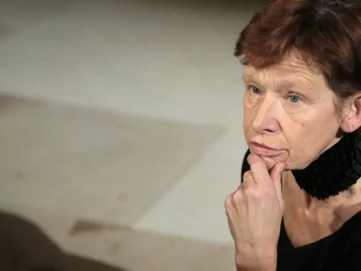 Jadwiga Jankowska Cieślak zamyślona, z dłonią podpartą na brodzie.